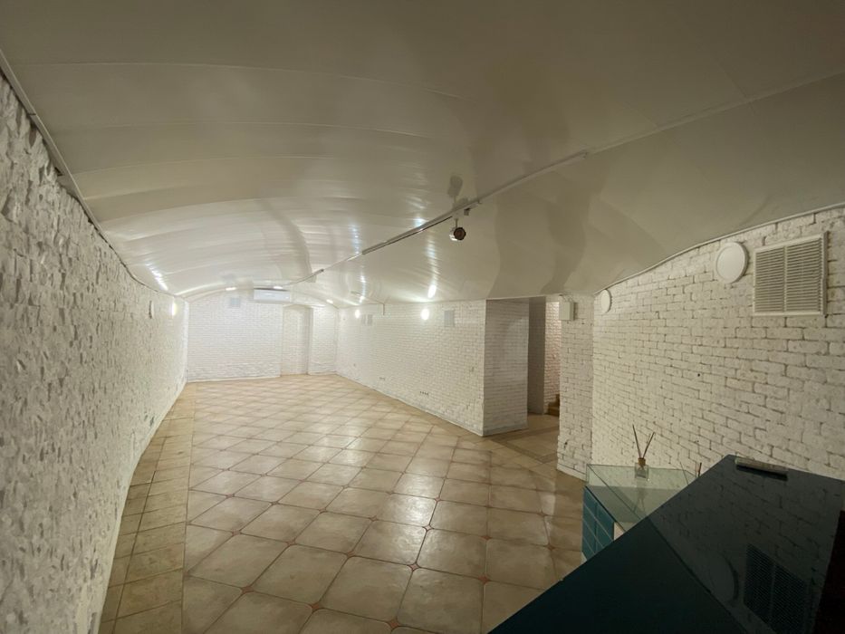 Центр! Бесарабська Площа, метро Хрещатик та Палац Спорту