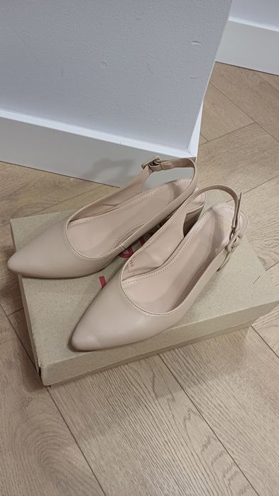 Beżowe pantofle z odkrytą piętą na obcasie słupku