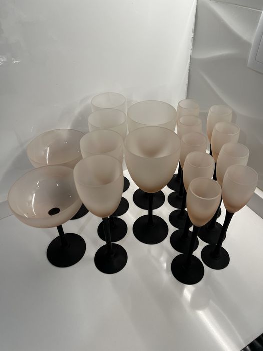 Conjunto de sopos de vidro fosco com pé preto invulgares