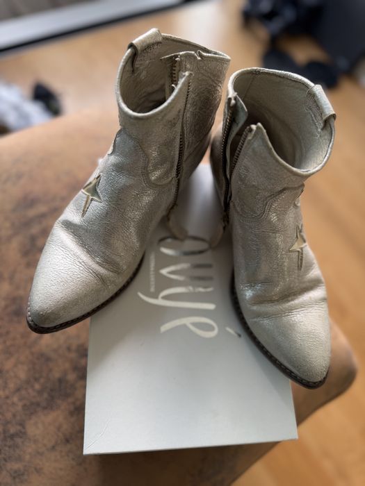 Botins ouvie em pele e couro