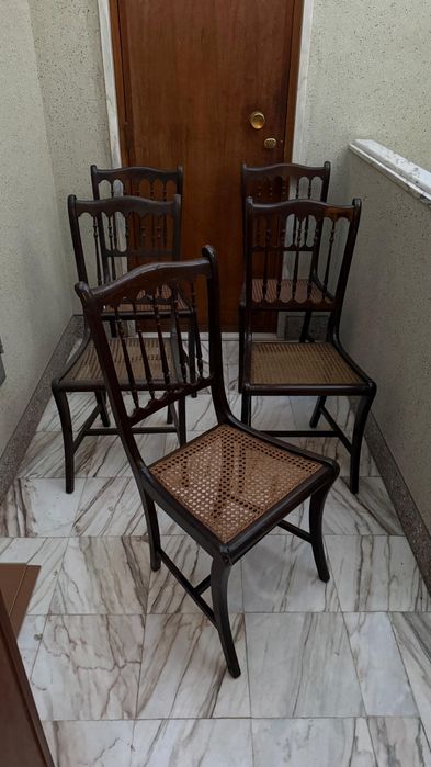 Cadeiras de jantar antigas em palhinha