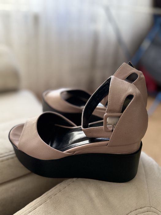 Жіночі босоніжки на танкетці