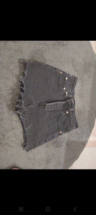 Calções de Senhora modelo ribcage da Levis

99% algodão 
1% elastano