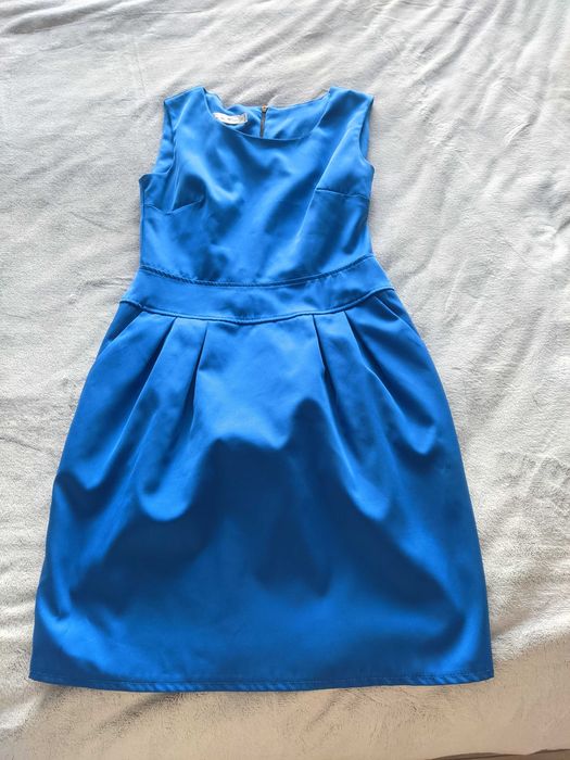 Niebieska sukienka z kieszeniami