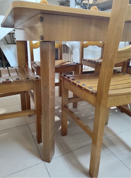 Conjunto mesa em Pinho com seis cadeiras