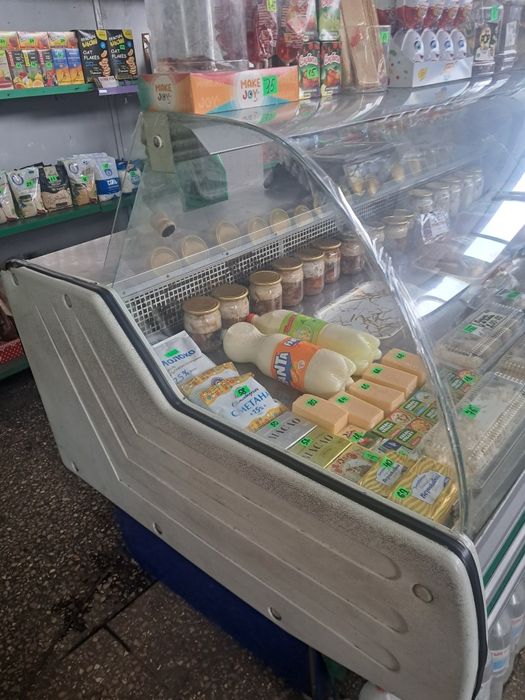 Терміново продам холодильну вітрину 2 м