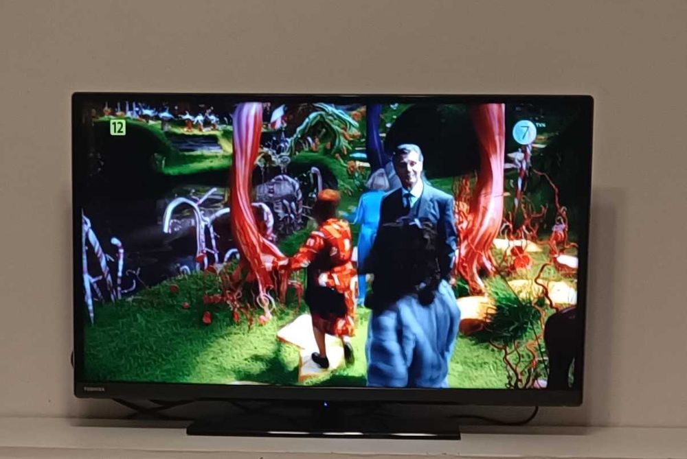 32 Cali TV Toshiba LED Smart TV DVB-T2 HEVC + Kabel HDMI + Upominek +