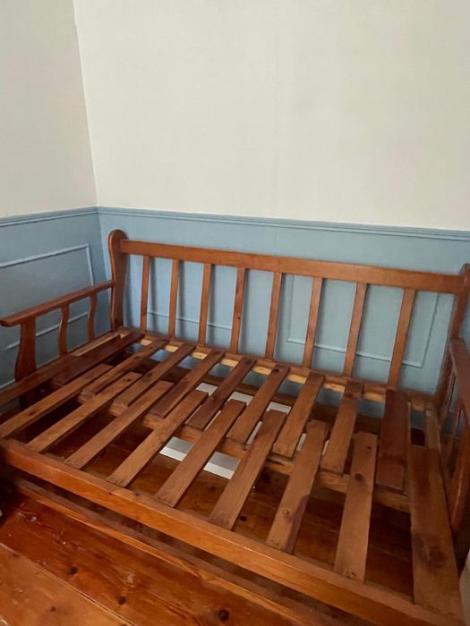 Sofá-Cama Extensível em Madeira Maciça – Prático e Resistente