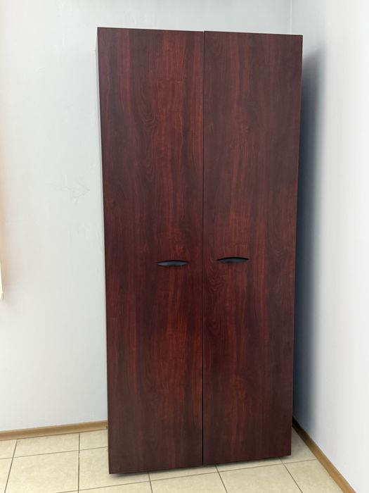 Продам шкаф в хорошем состоянии ,цвет марсала