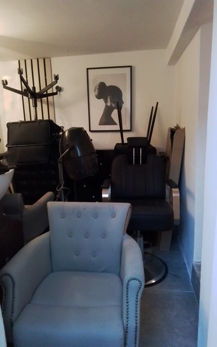 Sprzedam umeblowanie salonu fryzjesrko-kosmetycznego.