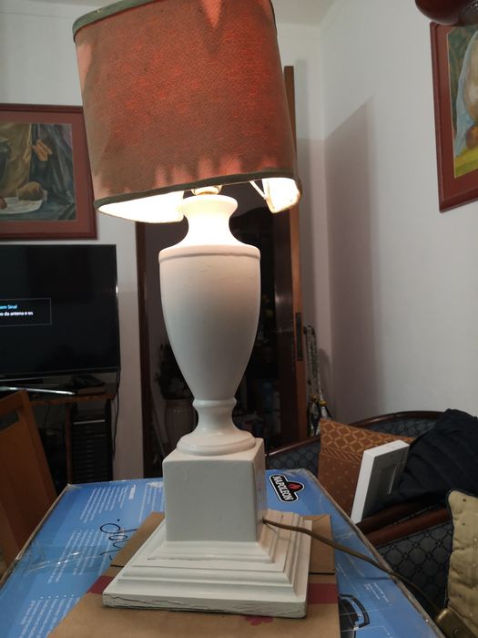Abajur vintage, madeira lacada, muito antigo