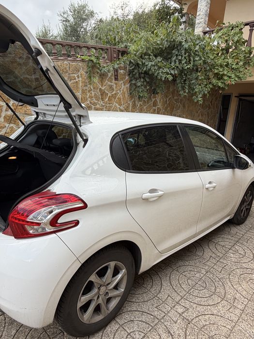 Carro Peugeot 208