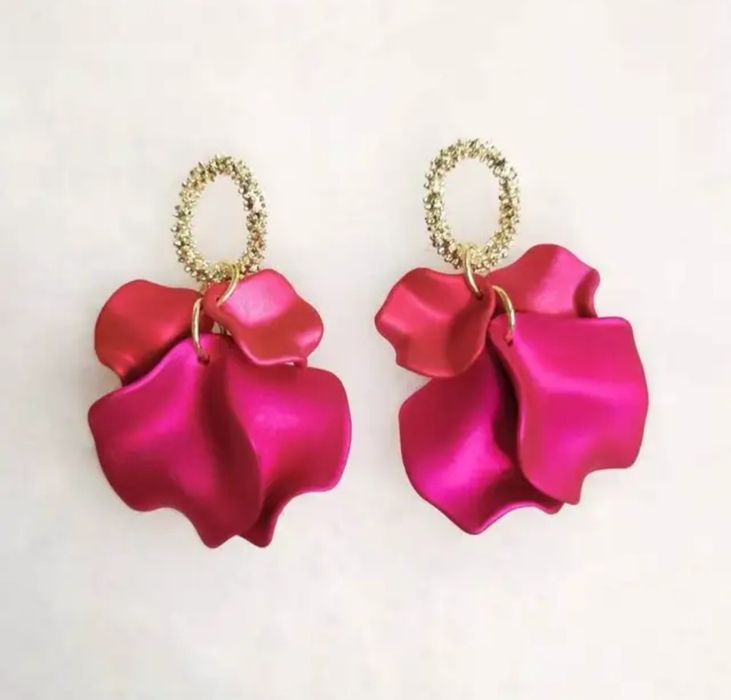 Kolczyki wiszące płatki akrylowe czarne że złotym kółeczkiem