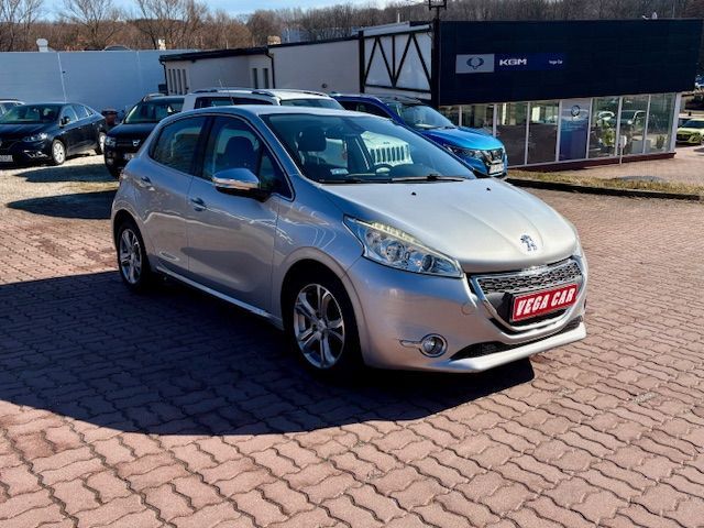 Peugeot 208 Nawigacja, Bluetooth. czujniki parkowania, alufelgi