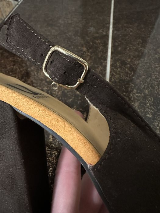 Босоніжки на підборах