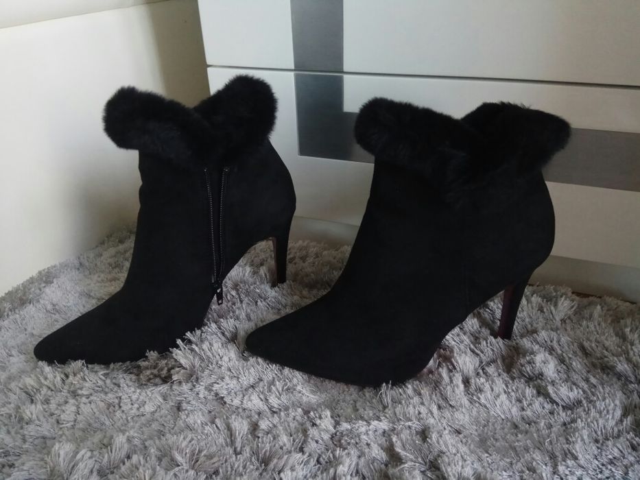 Botas / botins pretos em camurça c/ pêlo -  39