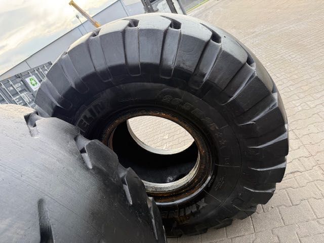 VOLVO OPONA DO ładowarki michelin 26.5-25 komplet 2 szt