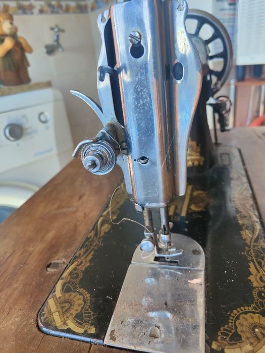Máquina de Costura Singer com Móvel.