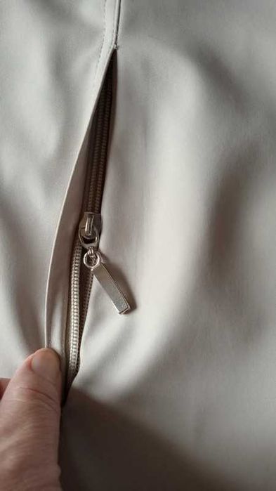 krótki jasnobezowy płaszczyk