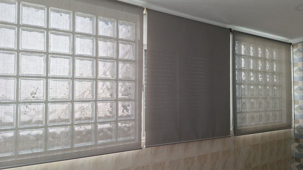 4 Semi-new roller blinds.64750647275779121