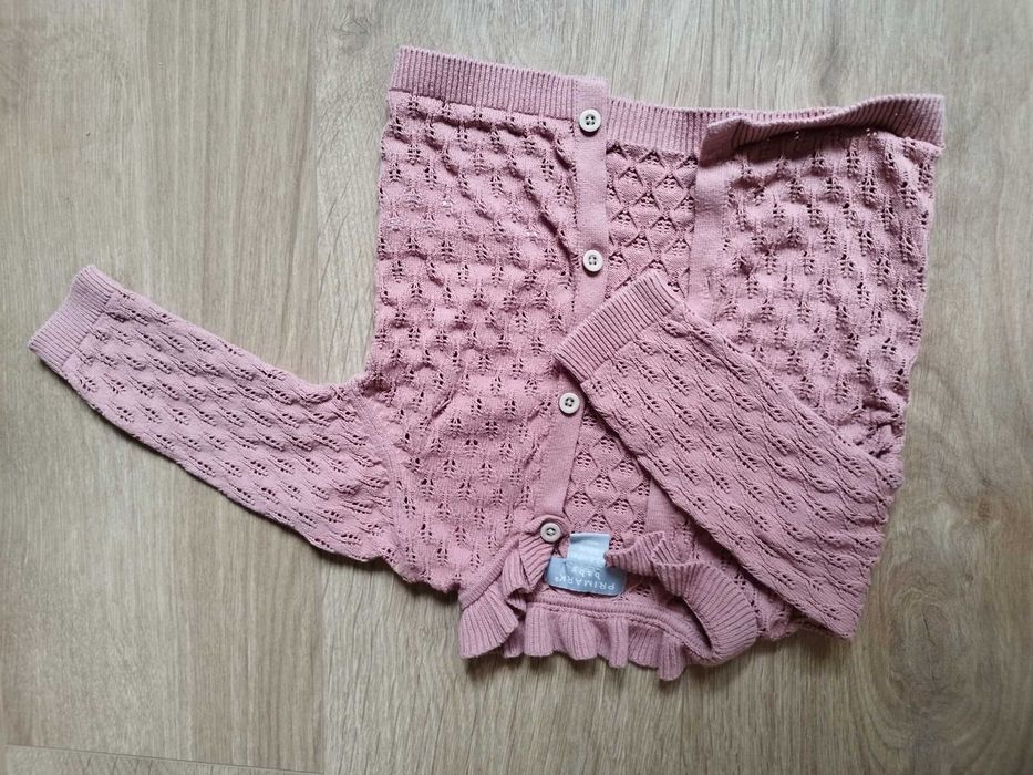 Śliczny sweterek dla dziewczynki