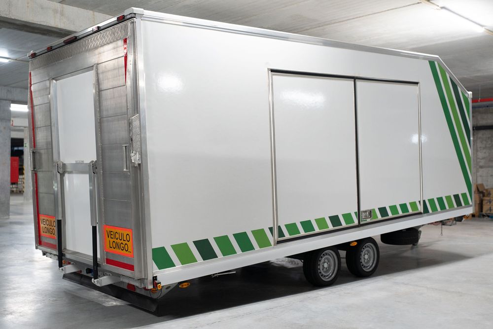 Reboque fechado para transporte de carros de luxo; rally; Velocidade