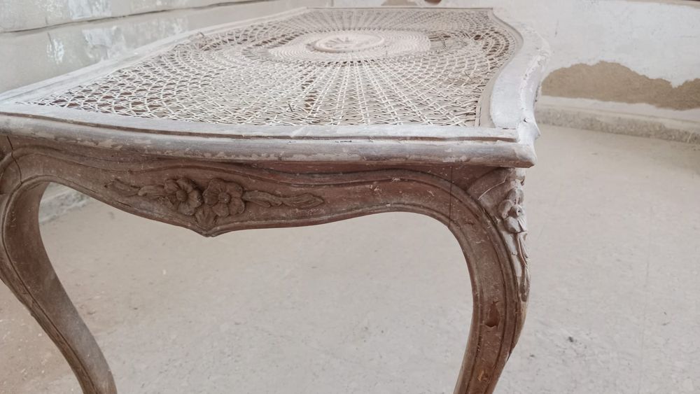 Mesa de centro antiga pequena para recuperar