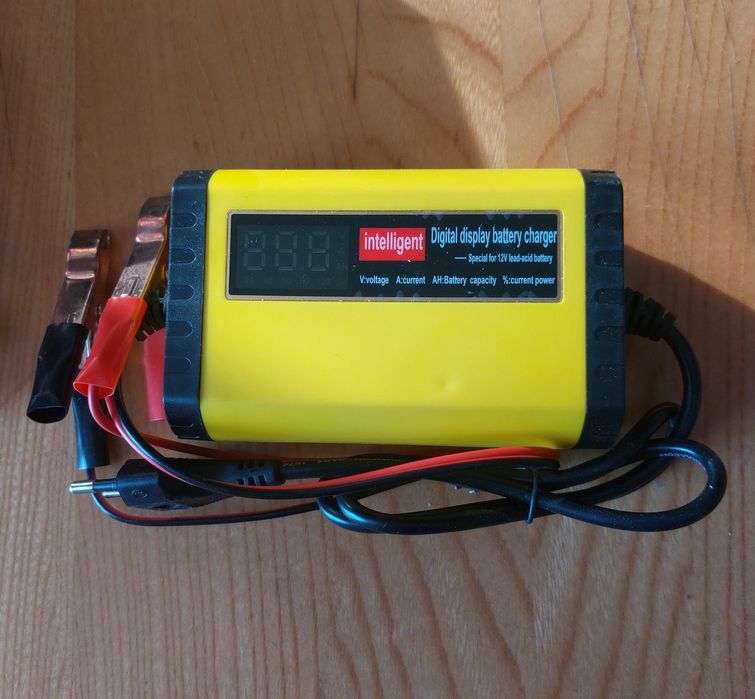 Автомобільний зарядний пристрій для акумуляторів 12v2A