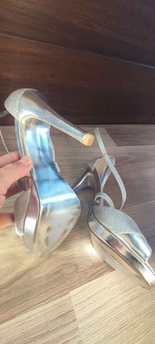 Szpilki srebrne na lekkiej koturnie 40