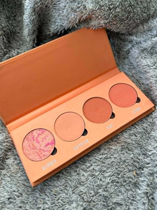 Paletka róży Makeup Obsession Isn't it Peachy