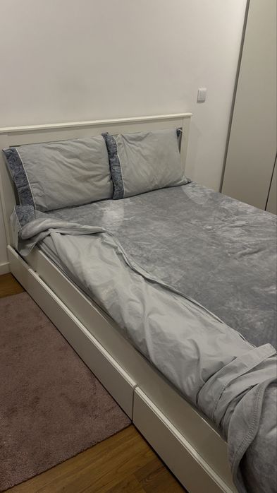 Cama casal espaçosa com colções