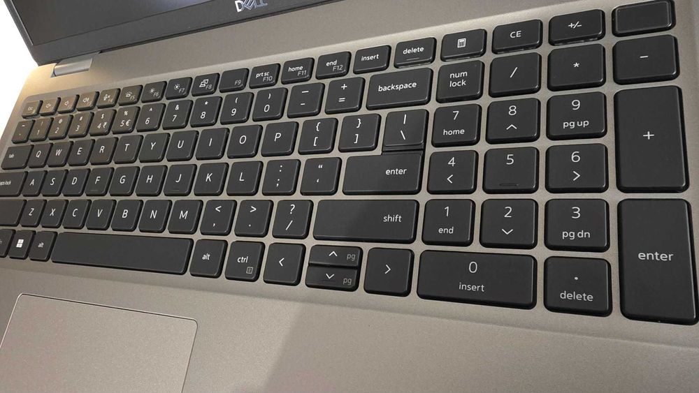 Komputer Laptop Dell Latitude 5520 Win11 Pro 256 / 16 Giga