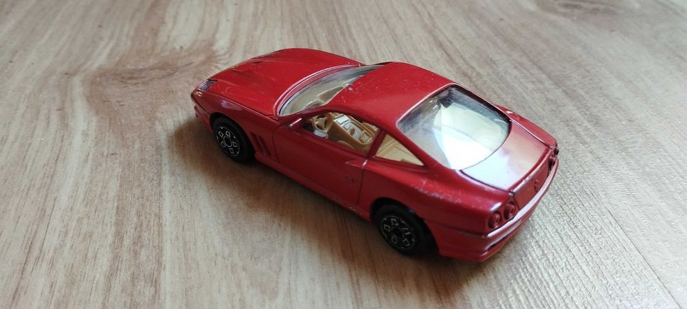 Model autko burago Ferrari Maranello 550  1:43 czerwona  bestia :)