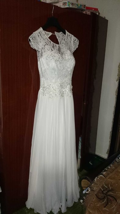 Сукня біла у класичному стилі