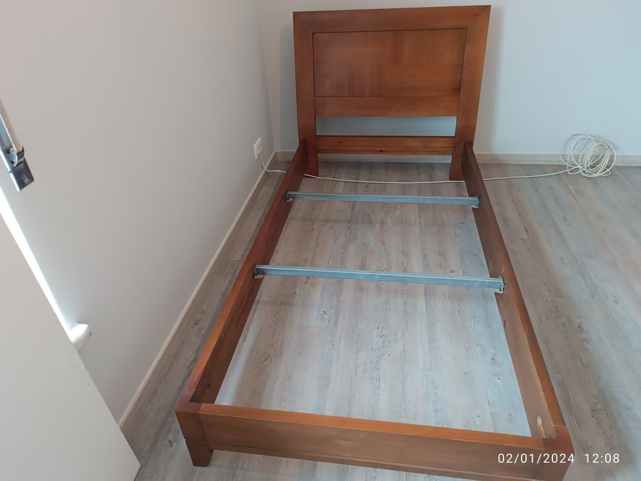 Cama de corpo e meio de cerejeira