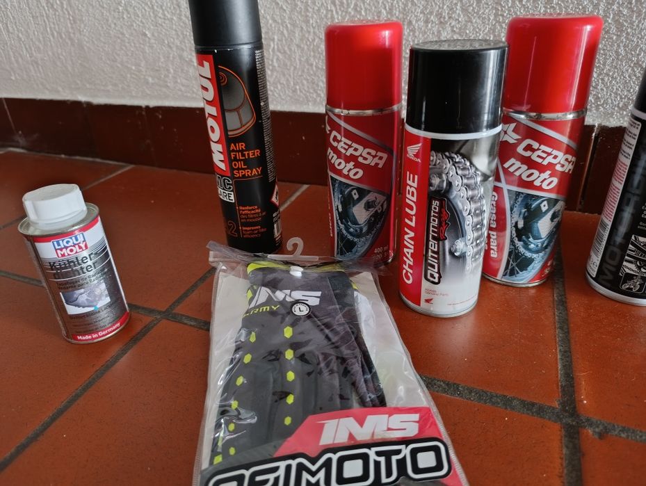 Óleo liqui Moli  moto 4 LT, luvas IMS Army, spray de corrente liqui Moly, lubrificante de corrente honda e outro da CEPSA ,liqui Moly motor bike  Clea