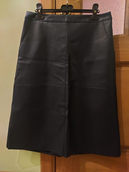 Шкіряна спідниця-міді