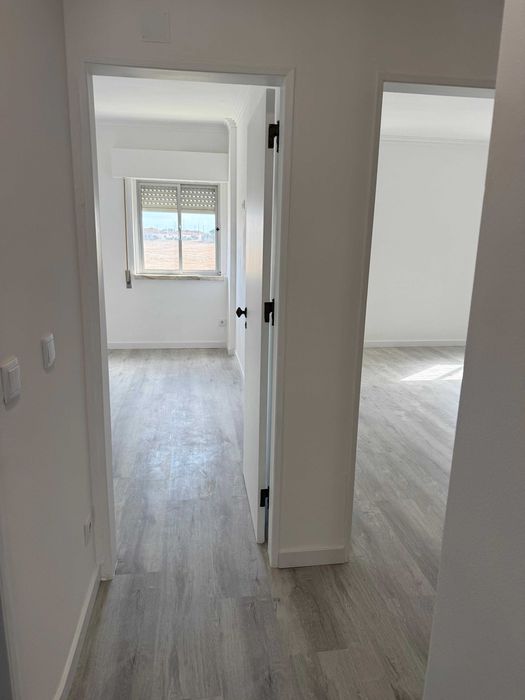 Arrendo T2 Remodelado com 3 assoalhadas no Carregado