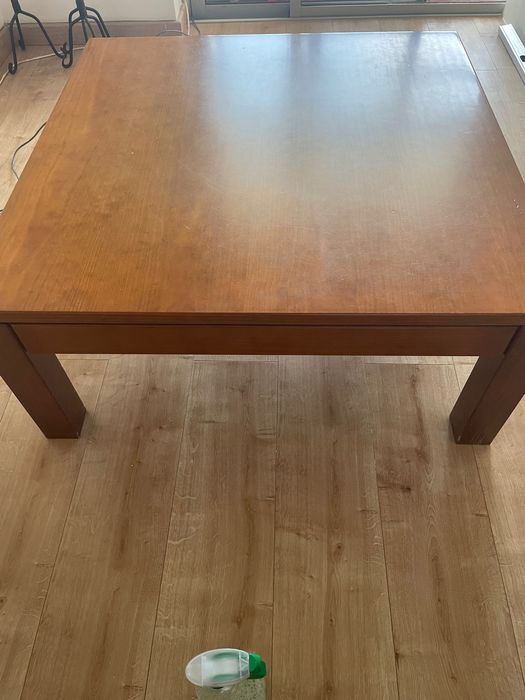 Mesa de centro maciça.