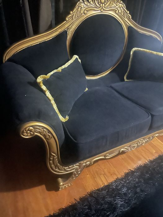Sofa, cadeirao preto e dourado
