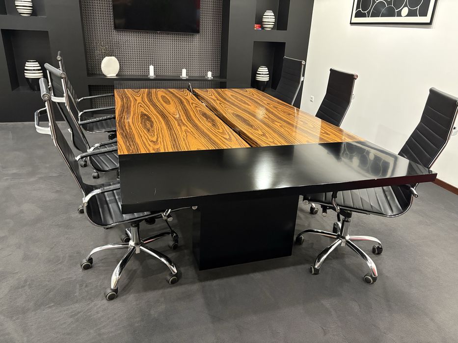 Mesa e cadeiras de reunião