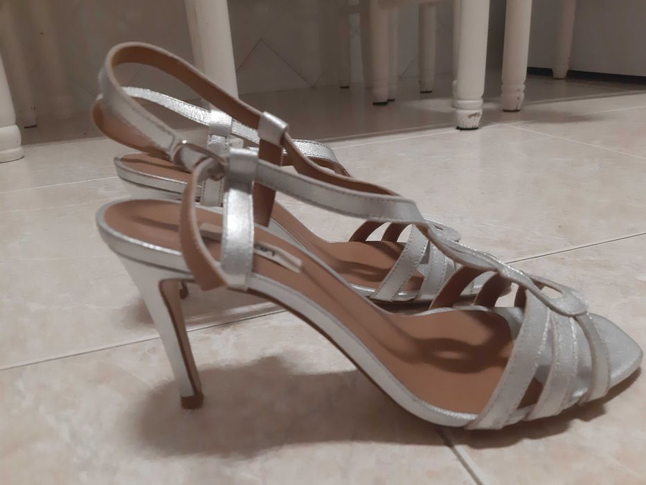 Vendo sandálias prateadas Zilian