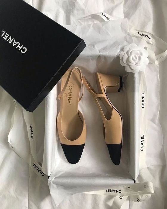 Slingbacki Chanel, buty z odkrytą piętą