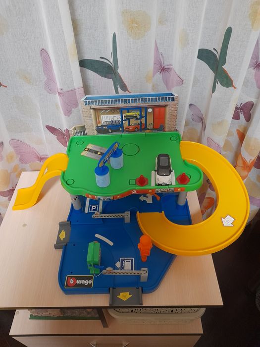 Трек для автомобілів.