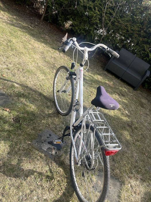 Rower trekingowy koloru białego