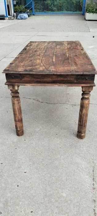 stylowy drewniany stół kolonialny