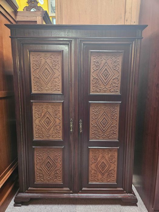 Armário de duas portas em madeira - Bom estado geral