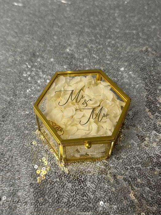 Продам скриньку для обручок!