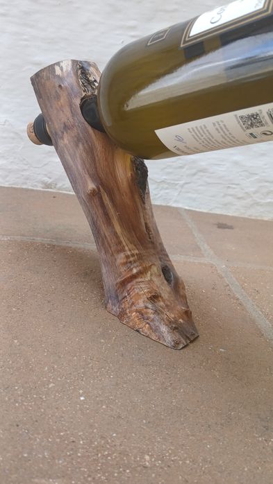 Suporte de garrafa em madeira natural. Estilo Rústico
