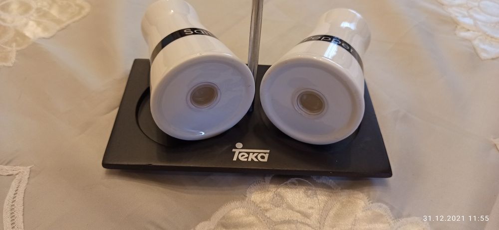 Фірмовий набір ємностей для спецій сільничка та перечниця компанії TE